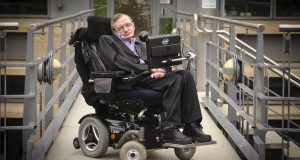 Meghalt Stephen Hawking